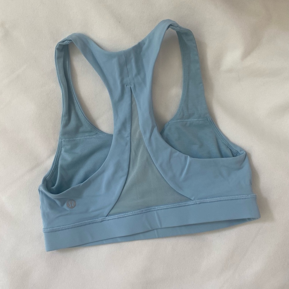 Lululemon Sports Bra (Size 4) Luxtreme material. In amazing condition!